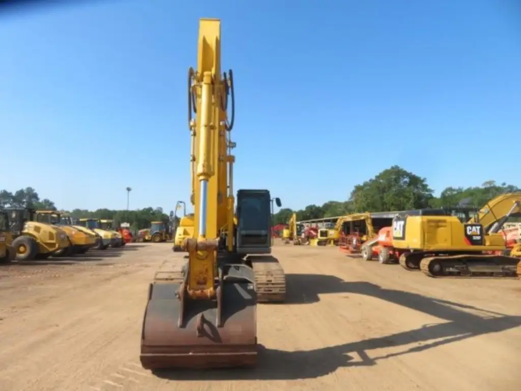 KOBELCO excavator for sale in Cairo, KOBELCO SK300 model 2018 located in Cairo, the best site for selling trucks and heavy equipment in Egypt