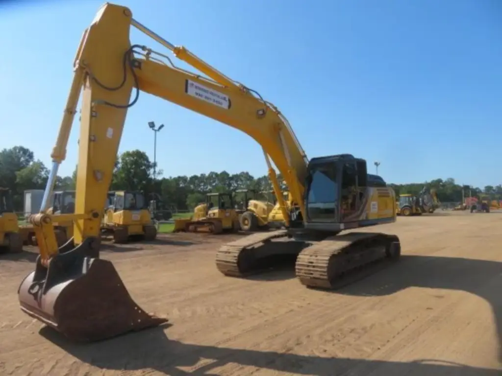 KOBELCO excavator for sale in Cairo, KOBELCO SK300 model 2018 located in Cairo, the best site for selling trucks and heavy equipment in Egypt