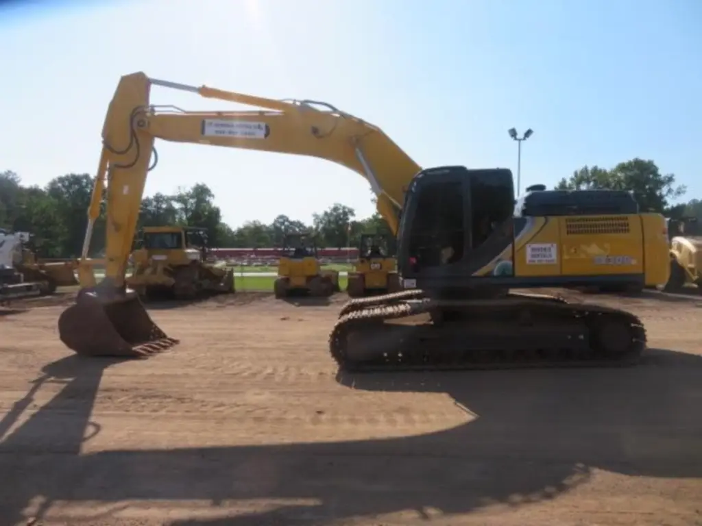KOBELCO excavator for sale in Cairo, KOBELCO SK300 model 2018 located in Cairo, the best site for selling trucks and heavy equipment in Egypt