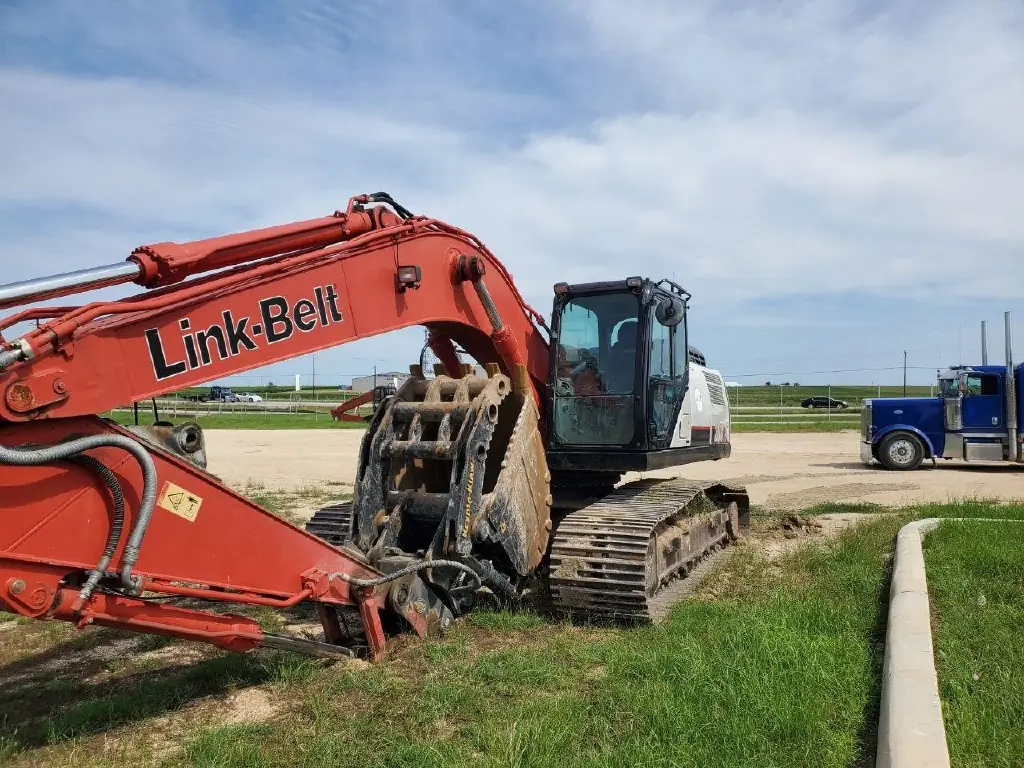 حفار DEERE للبيع في القاهرة, DEERE 300 موديل 2019 تواجد القاهرة, أفضل موقع لبيع الشاحنات والمعدات الثقيلة في مصر
