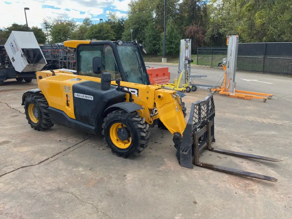 JCB Telescopic Crane for sale in Cairo, JCB 525 model 2017, located in Cairo. The best site for selling trucks and heavy equipment in Egypt.