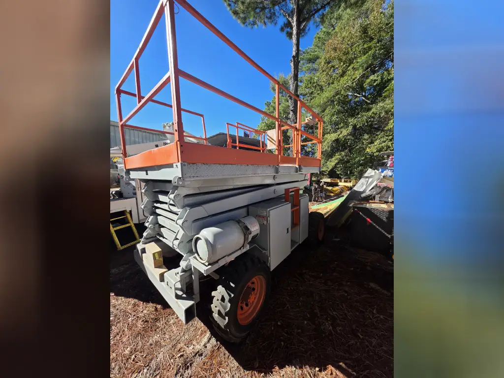 SKYJACK scissor lift for sale in Cairo, SKYJACK 8841s model 1999, located in Giza, the best site for selling trucks and heavy equipment in Egypt