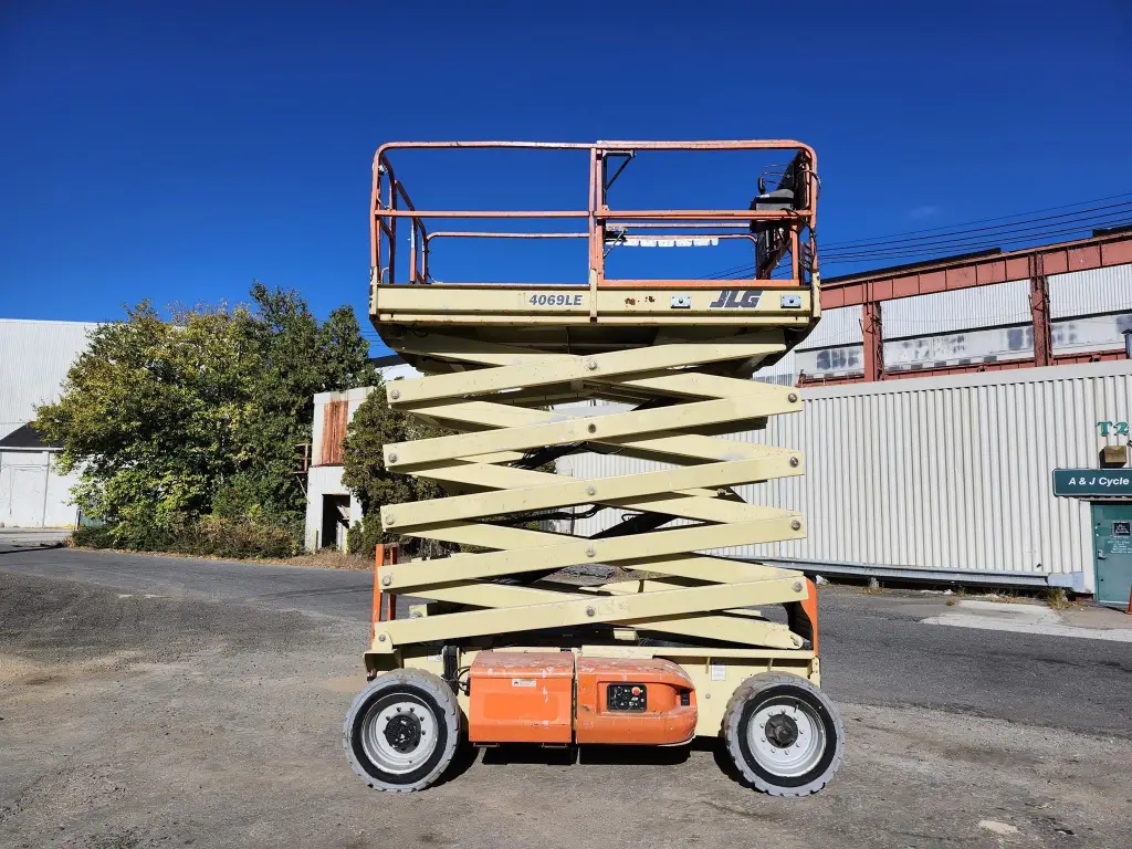 JLG scissor lift for sale in Cairo, JLG 4069LEs, 2013 model, located in Giza, the best site for selling trucks and heavy equipment in Egypt