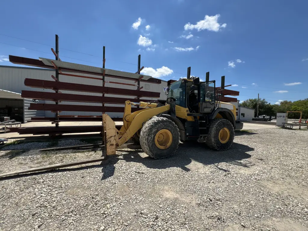 Komatsu loader for sale in Asyut, Komatsu WA-380-8s, 2016 model, located in Asyut, the best site for selling trucks and heavy equipment in Egypt