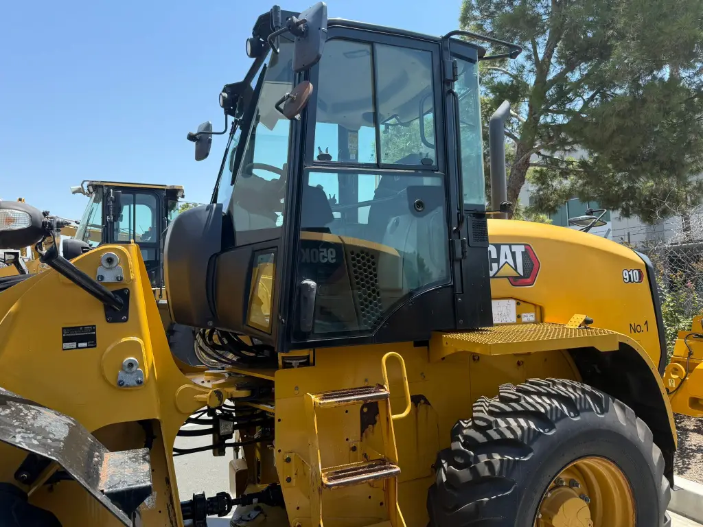 CATERPILLAR loader for sale in Asyut, CATERPILLAR 910s, 2022 model, located in Asyut, the best site for selling trucks and heavy equipment in Egypt