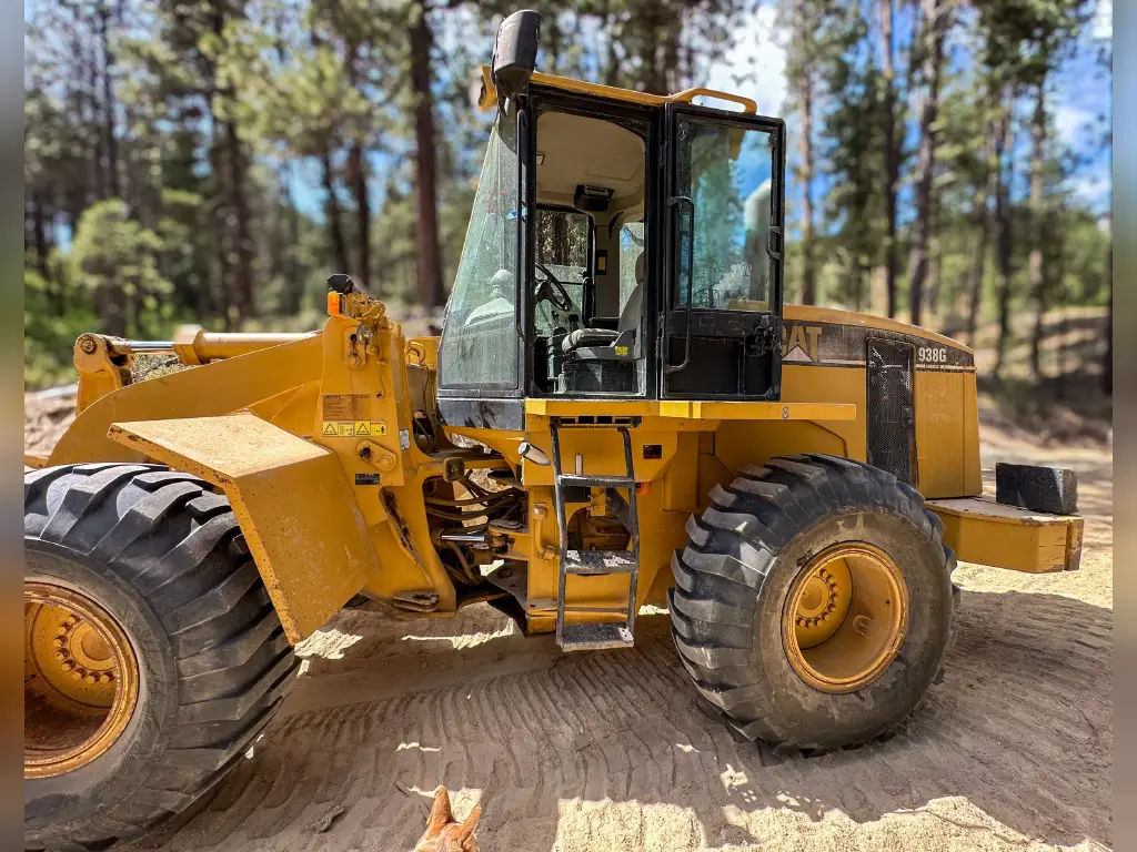 لودر CATERPILLAR للبيع في اسيوط, CATERPILLAR 938G موديل 2006 تواجد اسيوط, أفضل موقع لبيع الشاحنات والمعدات الثقيلة في مصر