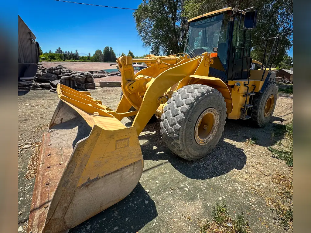 CATERPILLAR loader for sale in Asyut, CATERPILLAR 950Gs, 2006 model, located in Asyut, the best site for selling trucks and heavy equipment in Egypt
