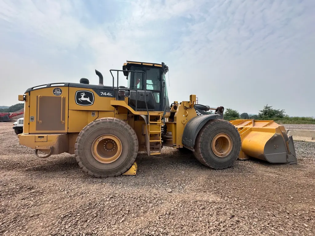 DEERE loader for sale in Asyut, DEERE 744Ls model 2020 available in Asyut, the best site for selling trucks and heavy equipment in Egypt
