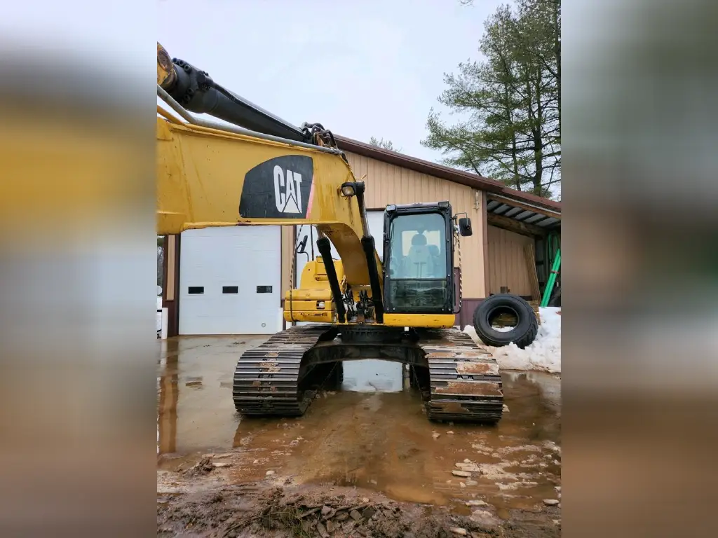 Caterpillar Excavator for sale in Asyut, Caterpillar 320DLs, 2008 model, located in Asyut. The best site for selling trucks and heavy equipment in Egypt