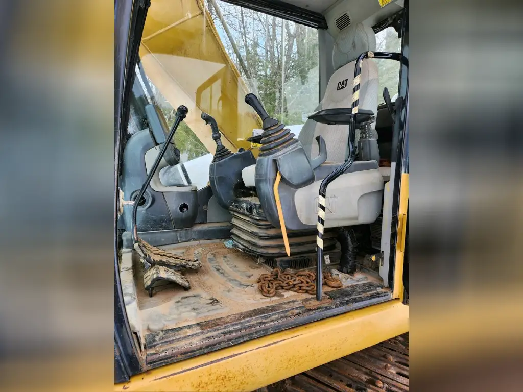Caterpillar Excavator for sale in Asyut, Caterpillar 320DLs, 2008 model, located in Asyut. The best site for selling trucks and heavy equipment in Egypt