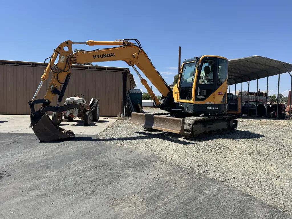 Hyundai excavator for sale in Cairo, Hyundai 80cr model 2018 located in Cairo, the best site for selling trucks and heavy equipment in Egypt