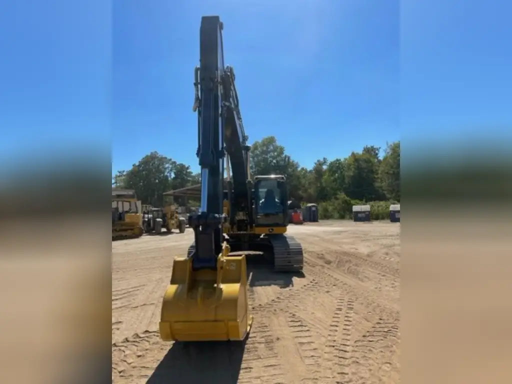 DEERE excavator for sale in Cairo, DEERE 210 model 2023 available in Cairo, the best site for selling trucks and heavy equipment in Egypt