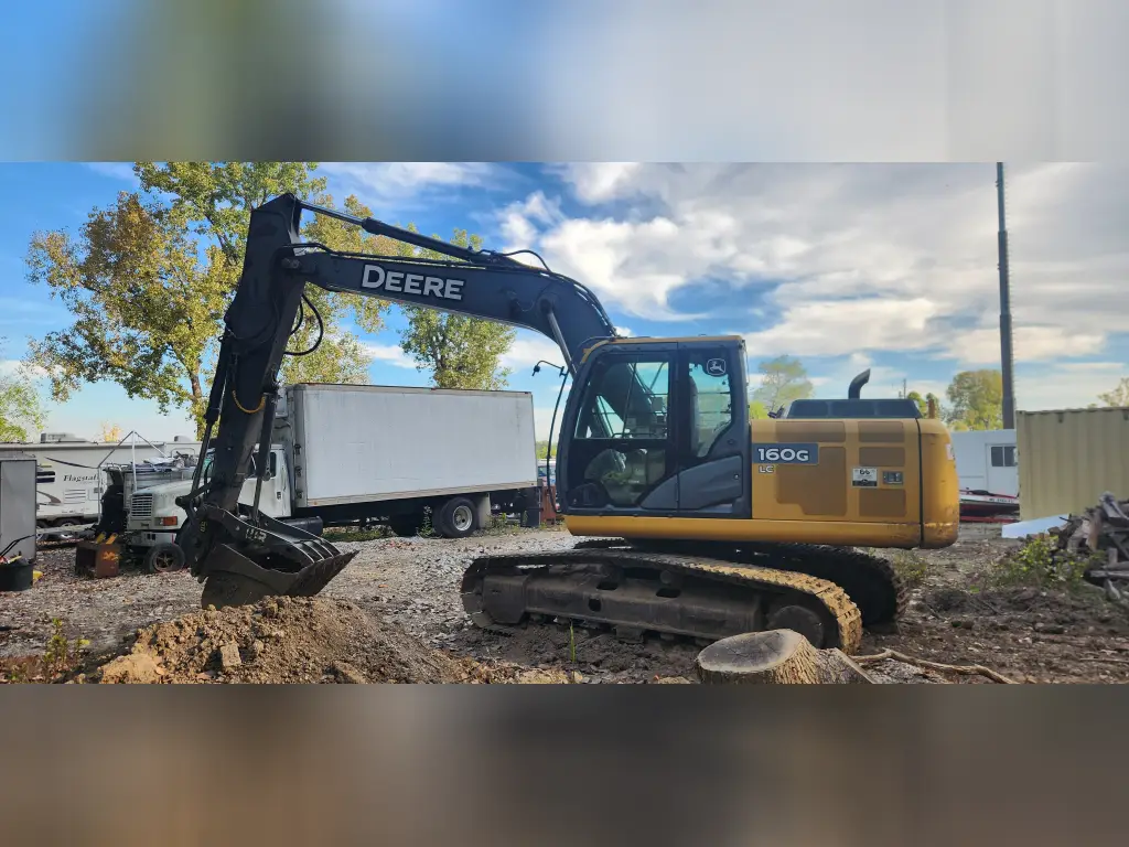 DEERE excavator for sale in Cairo, DEERE 50gs model 2022 located in Cairo, the best site for selling trucks and heavy equipment in Egypt