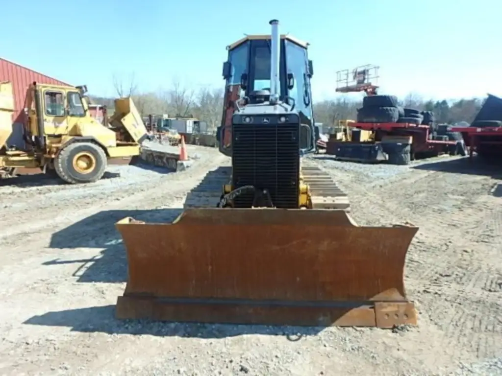 بلدوزر DEERE للبيع في القاهرة, DEERE 450J موديل 2005 تواجد القاهرة, أفضل موقع لبيع الشاحنات والمعدات الثقيلة في مصر