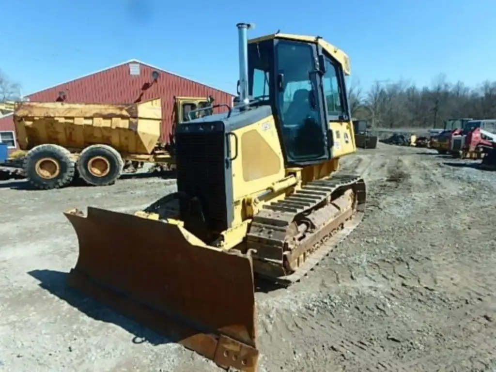 بلدوزر DEERE للبيع في القاهرة, DEERE 450J موديل 2005 تواجد القاهرة, أفضل موقع لبيع الشاحنات والمعدات الثقيلة في مصر