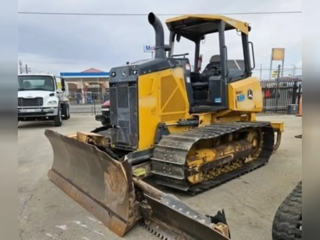 Deere bulldozer for sale in Cairo, Deere 650K model 2018 available in Cairo, the best site for selling trucks and heavy equipment in Egypt