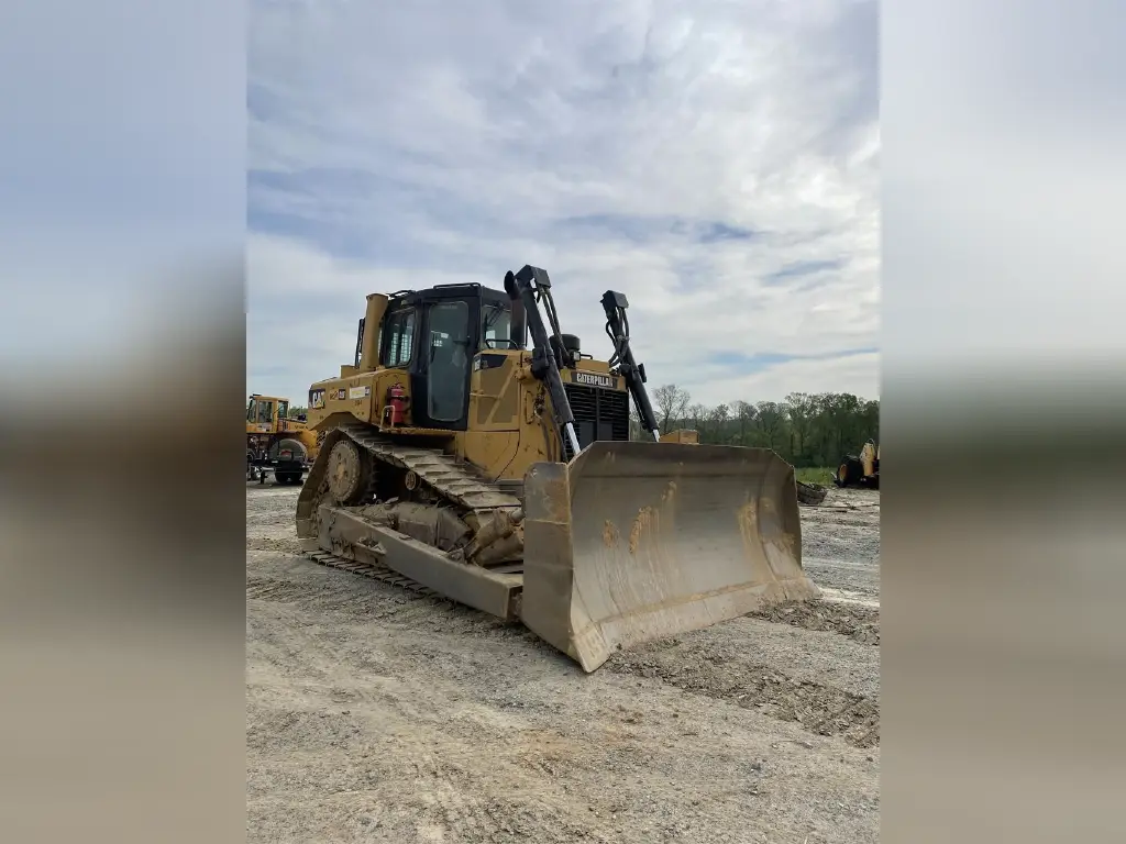 بلدوزر CATERPILLAR للبيع في الجيزة, CATERPILLAR D6T موديل 2014 تواجد الجيزة, أفضل موقع لبيع الشاحنات والمعدات الثقيلة في مصر
