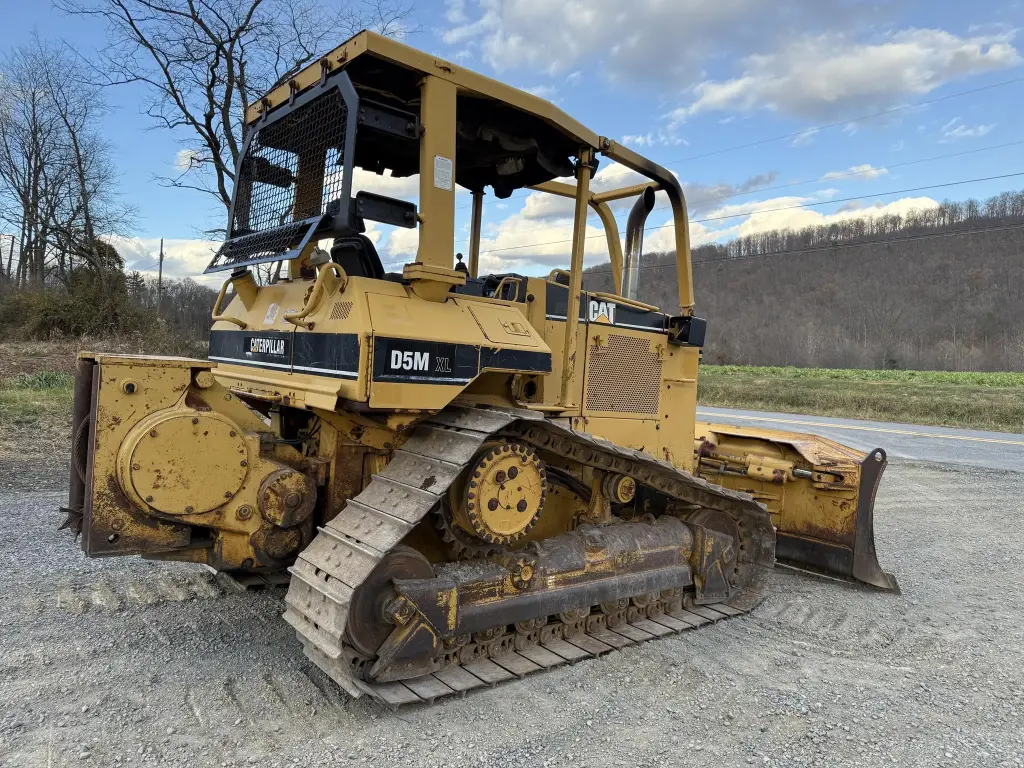 بلدوزر CATERPILLAR للبيع في الجيزة, CATERPILLAR D5M موديل 2000 تواجد الجيزة, أفضل موقع لبيع الشاحنات والمعدات الثقيلة في مصر