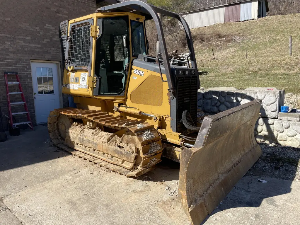 DEERE Bulldozer for sale in Giza, DEERE D5M model 2000 located in Giza, the best site for selling trucks and heavy equipment in Egypt
