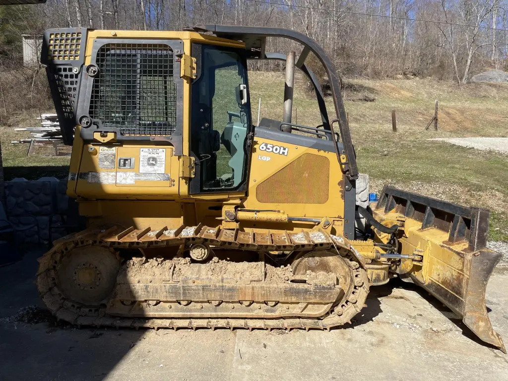 بلدوزر DEERE للبيع في الجيزة, DEERE D5M موديل 2000 تواجد الجيزة, أفضل موقع لبيع الشاحنات والمعدات الثقيلة في مصر