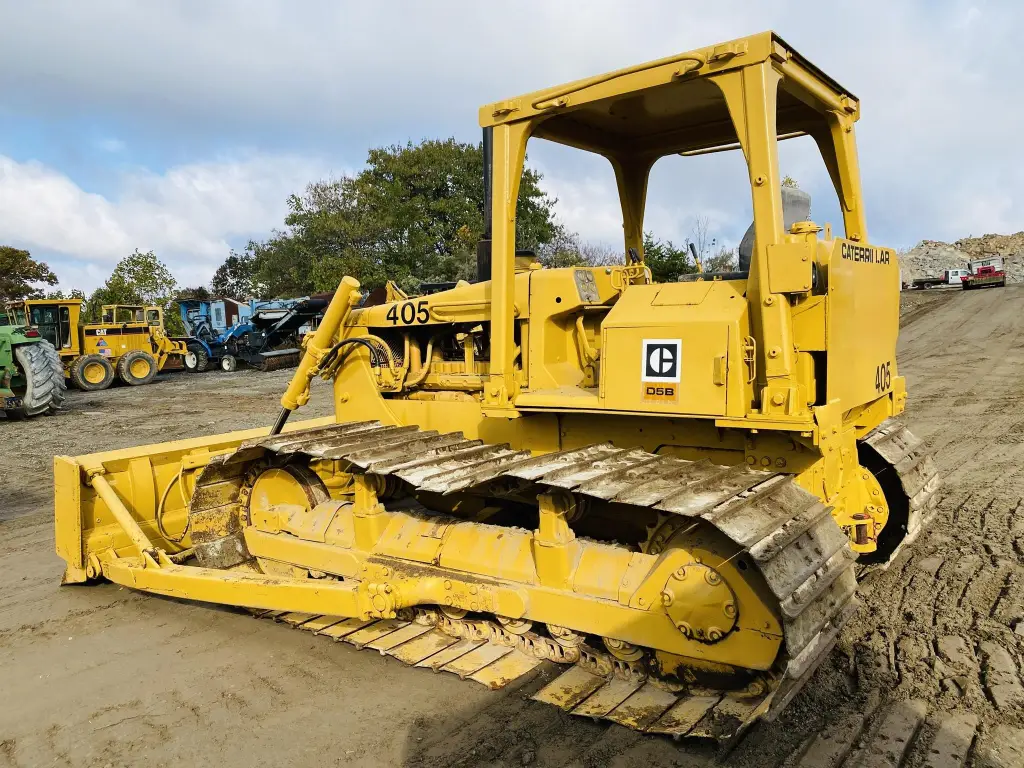 CATERPILLAR bulldozer for sale in Giza, CATERPILLAR D5B model 1985 located in Giza, the best site for selling trucks and heavy equipment in Egypt