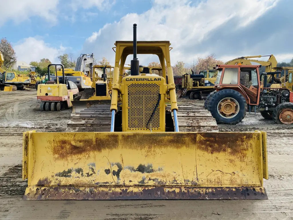 CATERPILLAR bulldozer for sale in Giza, CATERPILLAR D5B model 1985 located in Giza, the best site for selling trucks and heavy equipment in Egypt
