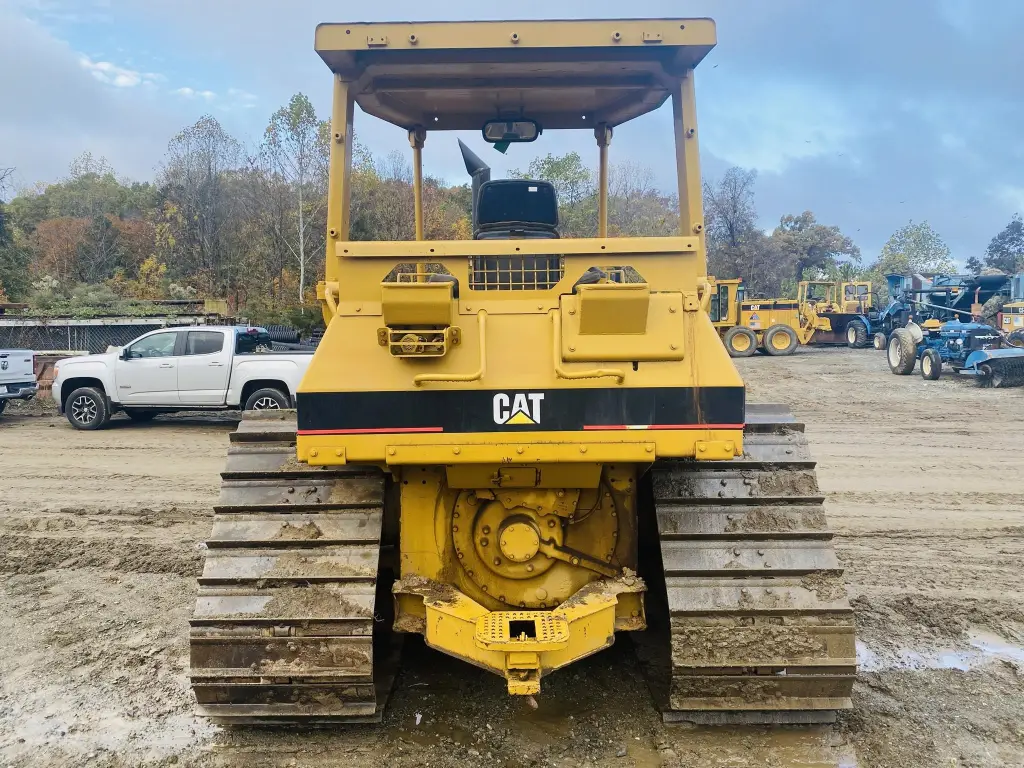 CATERPILLAR bulldozer for sale in Giza, CATERPILLAR D4H model 1994 located in Giza, the best site for selling trucks and heavy equipment in Egypt