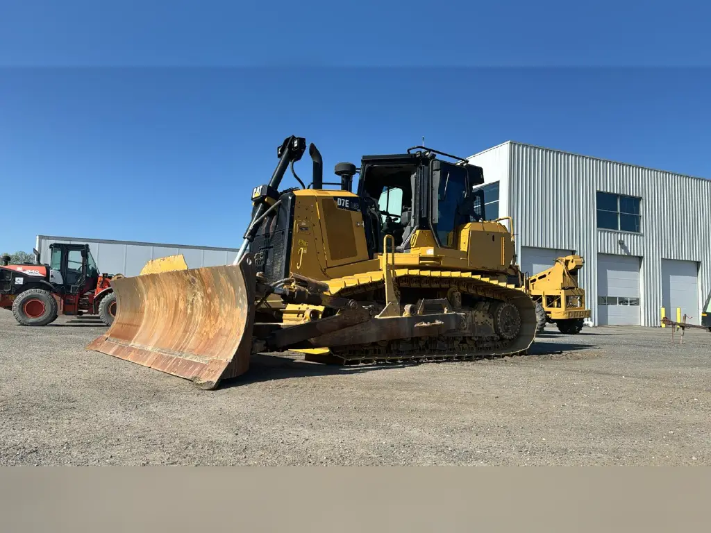 بلدوزر CATERPILLAR للبيع في الجيزة, CATERPILLAR D7E موديل 2016 تواجد الجيزة, أفضل موقع لبيع الشاحنات والمعدات الثقيلة في مصر