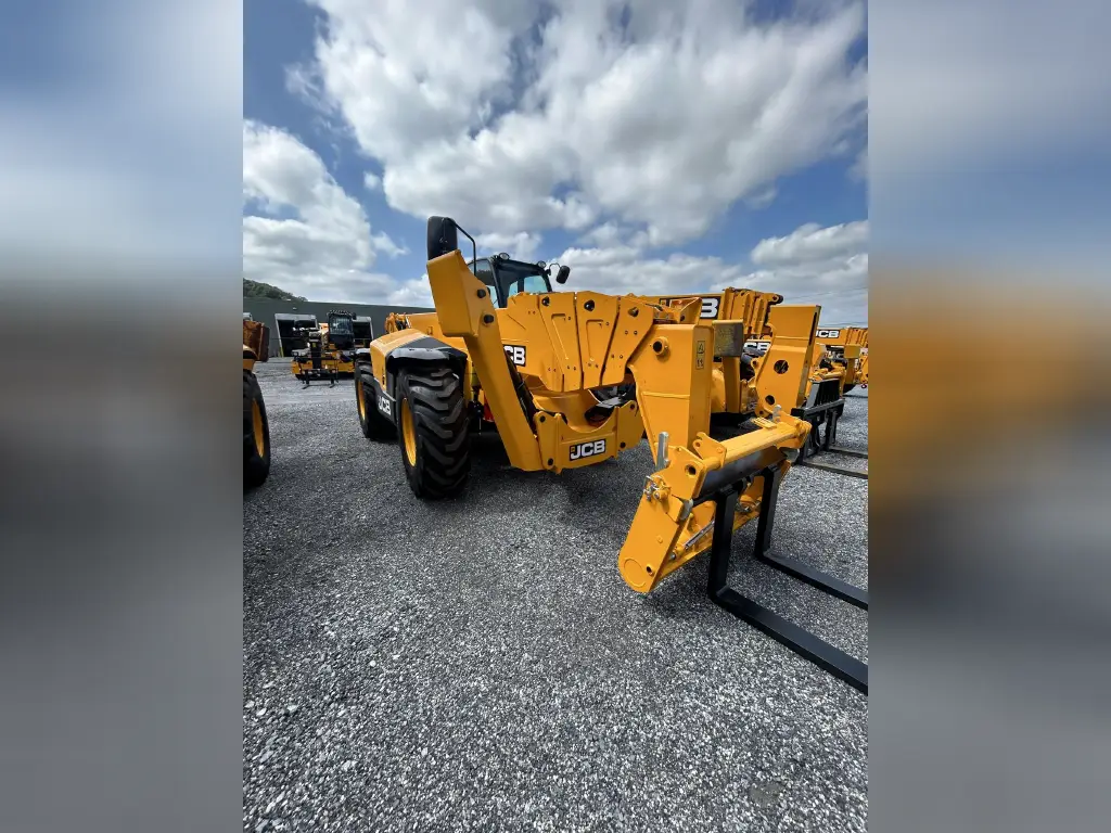 JCB telehandler for sale in Cairo, JCB 508 model 2024 available in Cairo, the best site for selling trucks and heavy equipment in Egypt.