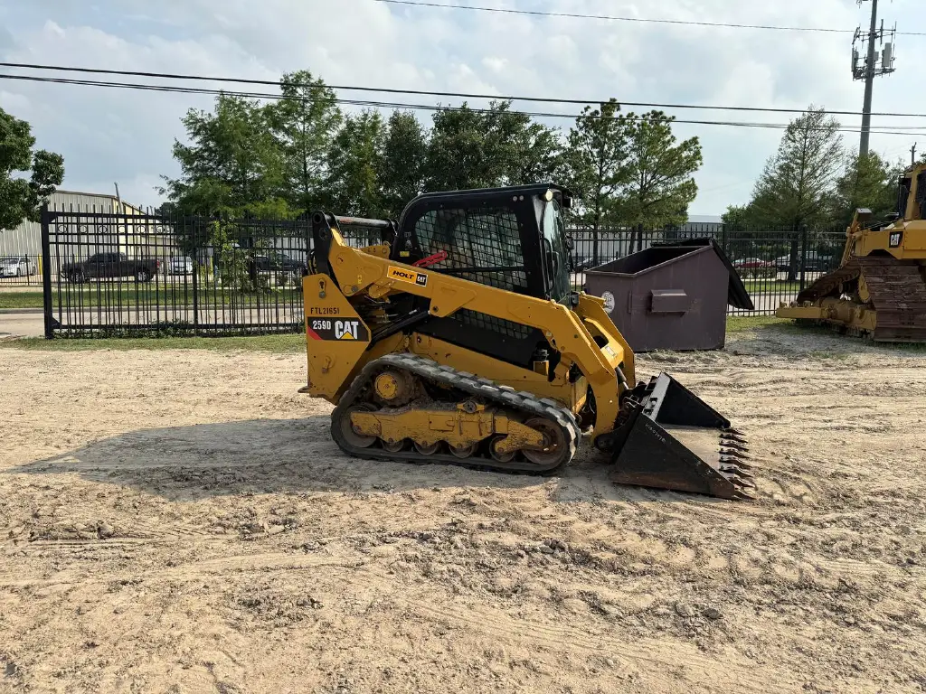 بوبكات,سكيد لودر Caterpillar للبيع في المنصورة, Caterpillar 259Ds موديل 2019 تواجد المنصورة, أفضل موقع لبيع الشاحنات والمعدات الثقيلة في مصر