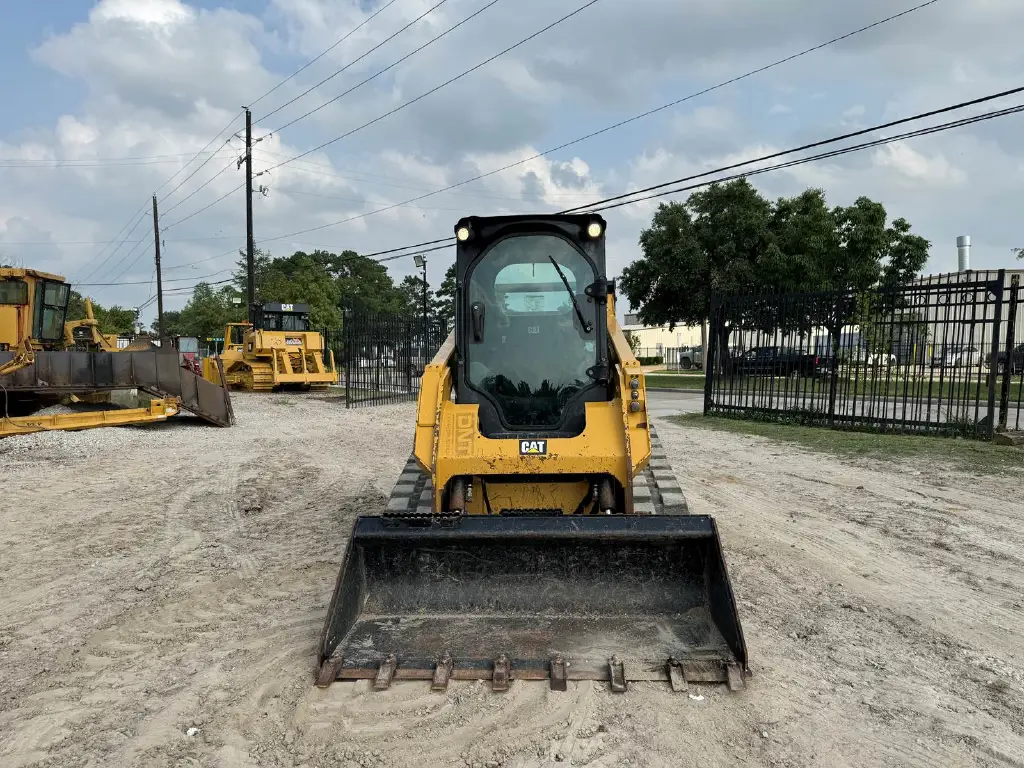 Caterpillar skid loader, Bobcat for sale in Mansoura, Caterpillar 259Ds, 2019 model, located in Mansoura, the best site for selling trucks and heavy equipment in Egypt