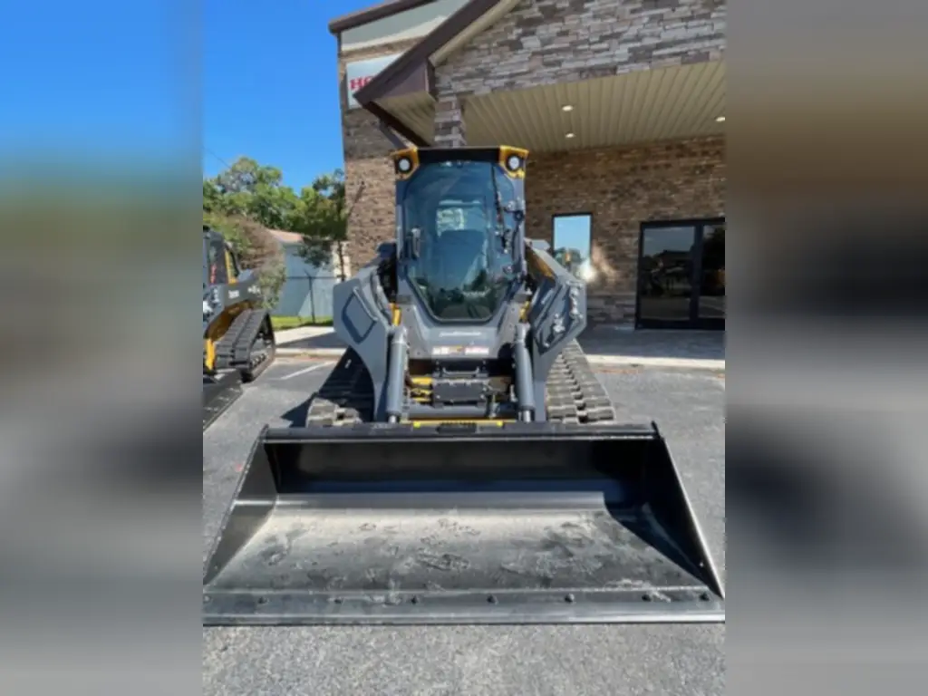 Deere skid loader, Bobcat for sale in Mansoura, Deere 333 model 2025 located in Mansoura, the best site for selling trucks and heavy equipment in Egypt