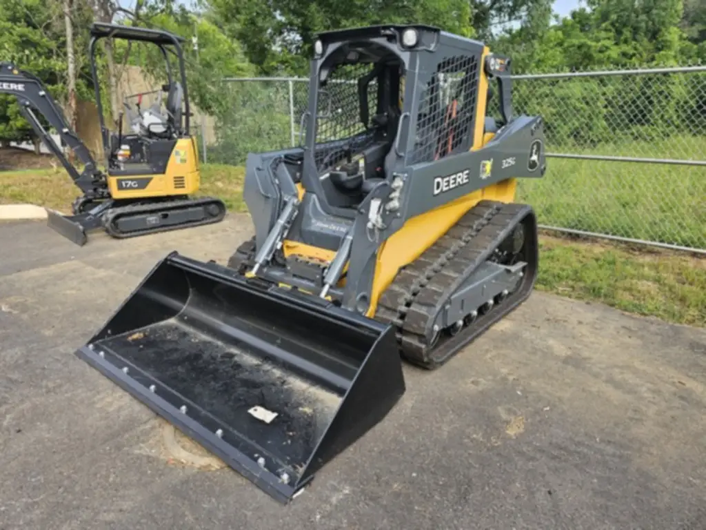 Deere skid loader, Bobcat for sale in Mansoura, Deere 325Gs model 2025, located in Mansoura, the best site for selling trucks and heavy equipment in Egypt