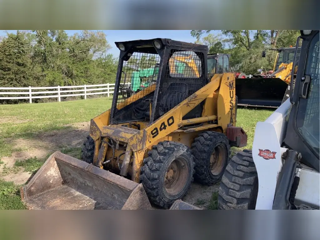 MUSTANG skid loader, Bobcat for sale in Mansoura, MUSTANG 940s, 1989 model, located in Mansoura, the best site for selling trucks and heavy equipment in Egypt